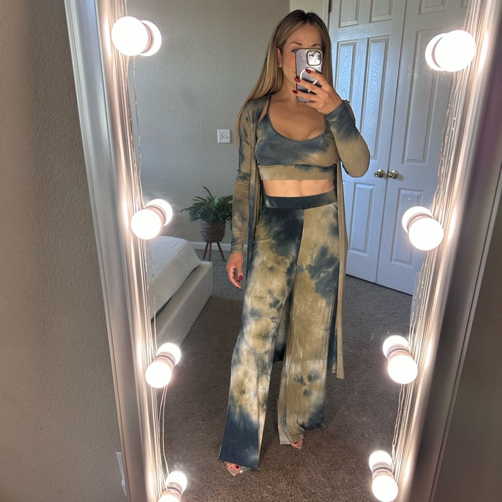 3 PiECE SET, INCLUDES CARDIGAN.
